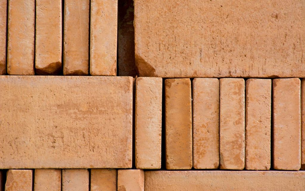 Brique Brique en terre crue : avantages et inconvénients | Votre constructeur ...