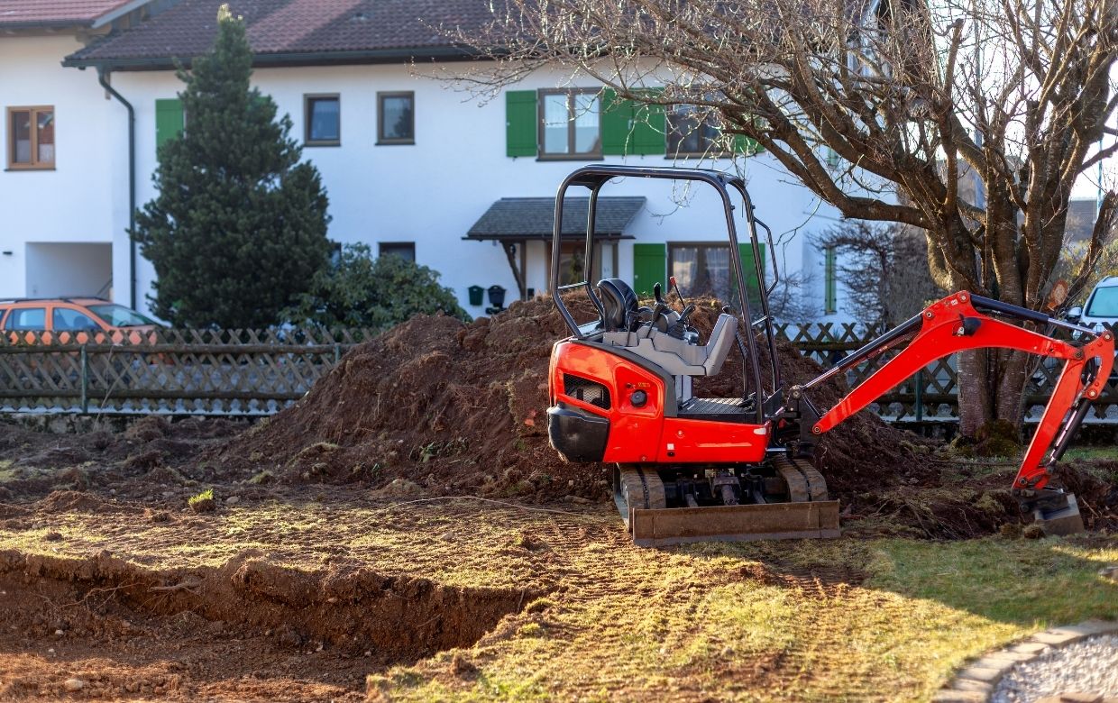 travaux de terrassement avec une mini pelle
