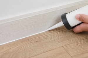 Comment combler l'espace entre le parquet et la plinthe ?